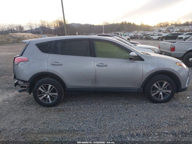 JTMRFREV7JJ251883 Toyota Rav4 Xle