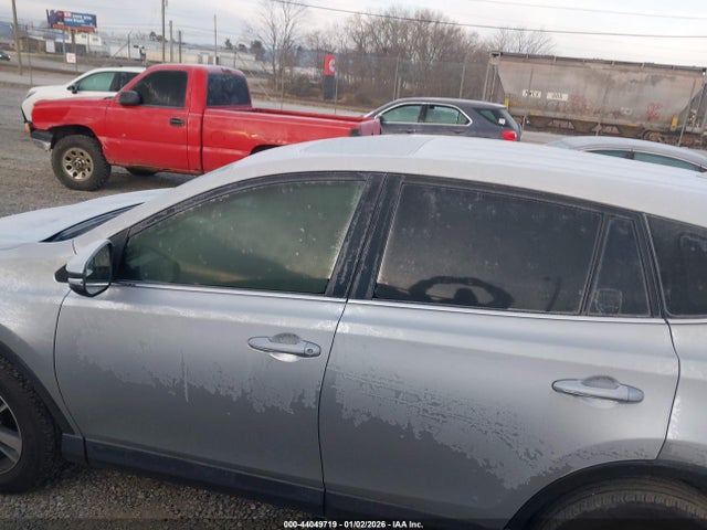 JTMRFREV7JJ251883 Toyota Rav4 Xle