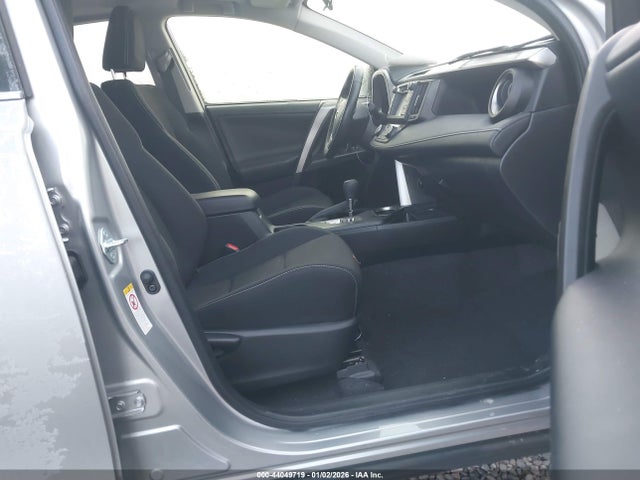 JTMRFREV7JJ251883 Toyota Rav4 Xle