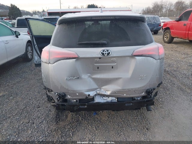 JTMRFREV7JJ251883 Toyota Rav4 Xle