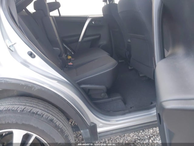 JTMRFREV7JJ251883 Toyota Rav4 Xle