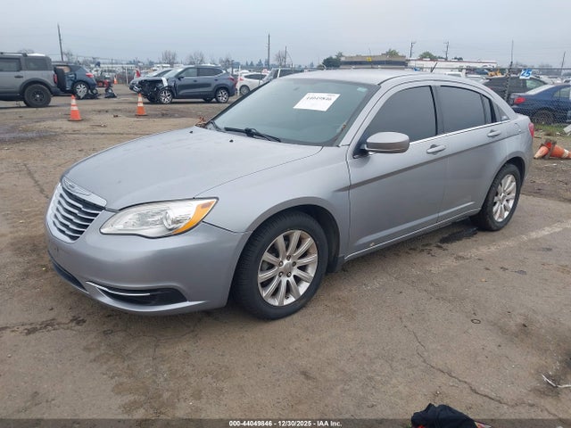 Chrysler 200 Touring 2014 1C3CCBBG9EN114832 Image 2