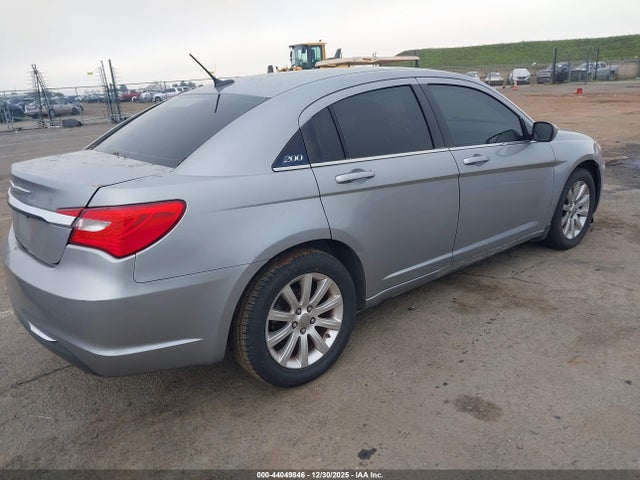 Chrysler 200 Touring 2014 1C3CCBBG9EN114832 Image 4