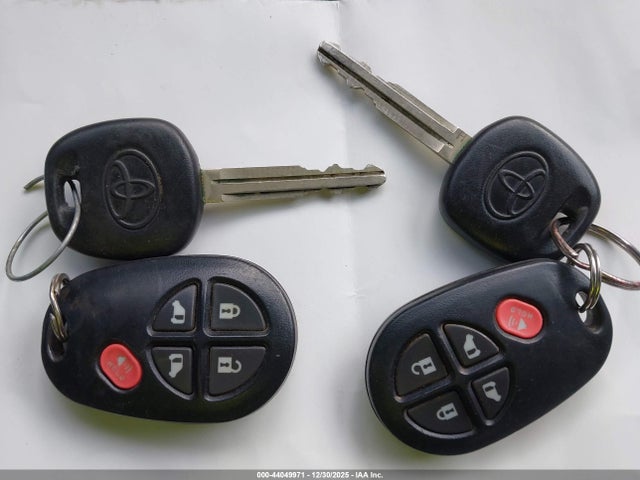 5TDKZ3DCXLS043752 Toyota SIENNA LE