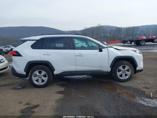 2021 Toyota Rav4 Xle მანქანა იყიდება აუქციონზე, vin: 2T3P1RFVXMC147075, აუქციონის ნომერი: 44050043