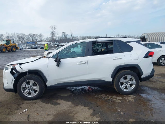 2021 Toyota Rav4 Xle მანქანა იყიდება აუქციონზე, vin: 2T3P1RFVXMC147075, აუქციონის ნომერი: 44050043