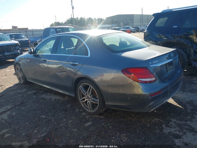 2018 MERCEDES-BENZ E 300 WDDZF4JB4JA320372 Photo 2