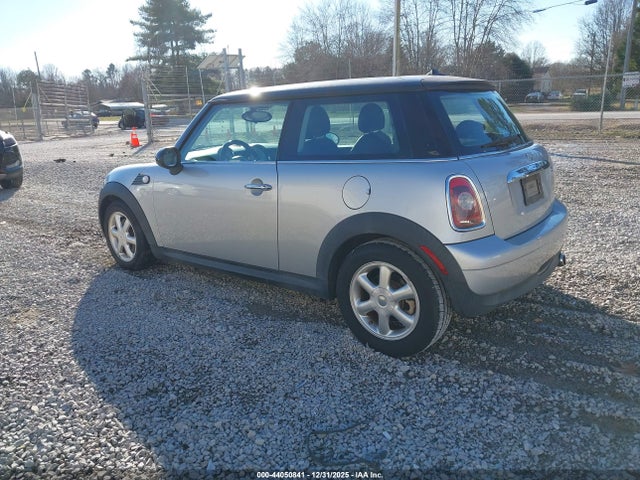 2009 MINI COOPER WMWMF33519TW71033 Photo 2
