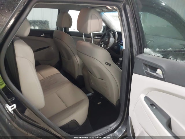 KM8J33A46HU582779 Hyundai TUCSON SE