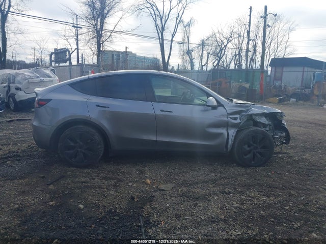Продажа на аукционе авто 2024 Tesla Model Y Long Range Dual Motor All-wheel Drive, vin: 7SAYGDEEXRA320841, номер лота: 44051218