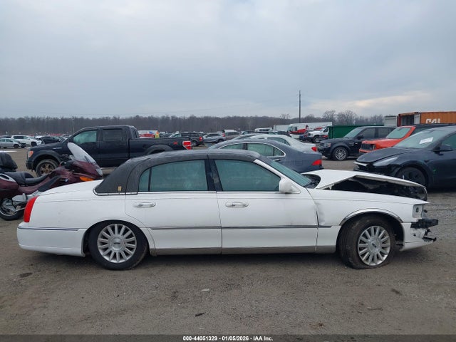 Aukcja sprzedaży 2004 Lincoln Town Car Signature, vin: 1LNHM81W24Y680303, numer aukcji: 44051329