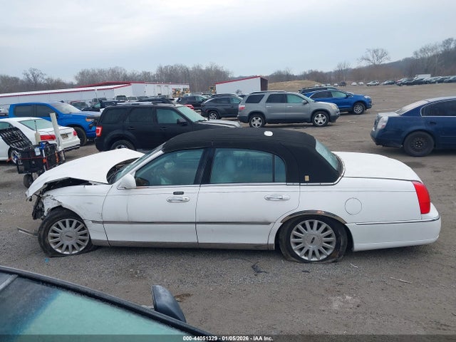 Продажа на аукционе авто 2004 Lincoln Town Car Signature, vin: 1LNHM81W24Y680303, номер лота: 44051329
