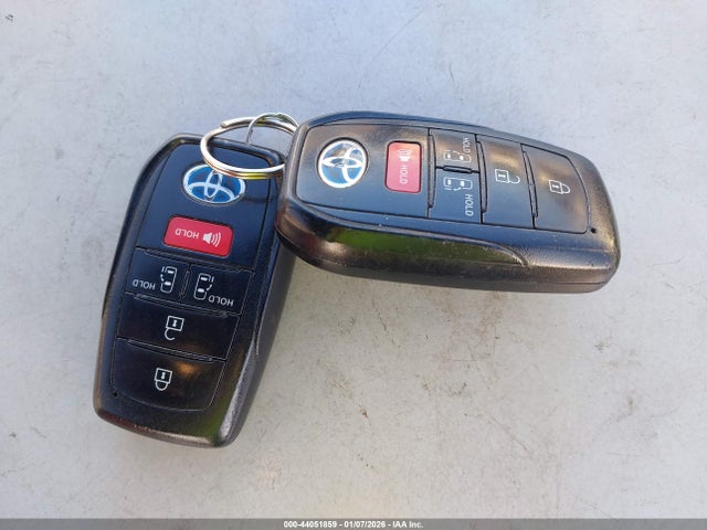5TDKRKEC5NS076783 Toyota SIENNA LE