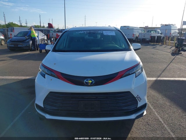 Toyota SIENNA LE 2022 5TDKRKEC5NS076783 Image 13