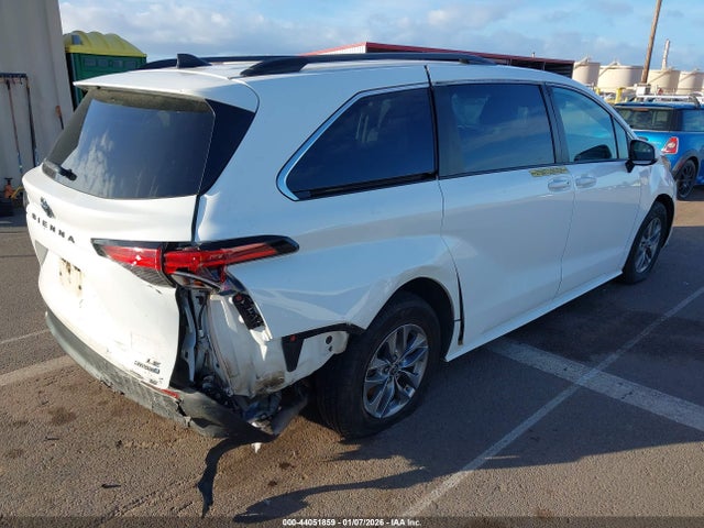 Toyota SIENNA LE 2022 5TDKRKEC5NS076783 Image 4
