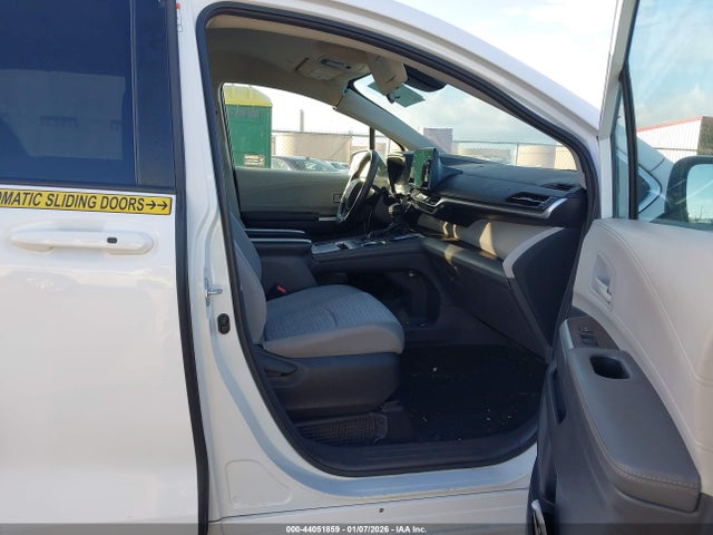 Toyota SIENNA LE 2022 5TDKRKEC5NS076783 Image 5
