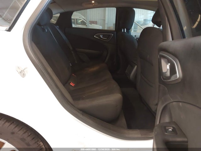 44051868 :رقم المزاد ، 1C3CCCABXFN532684 vin ، 2015 Chrysler 200 Limited مزاد بيع