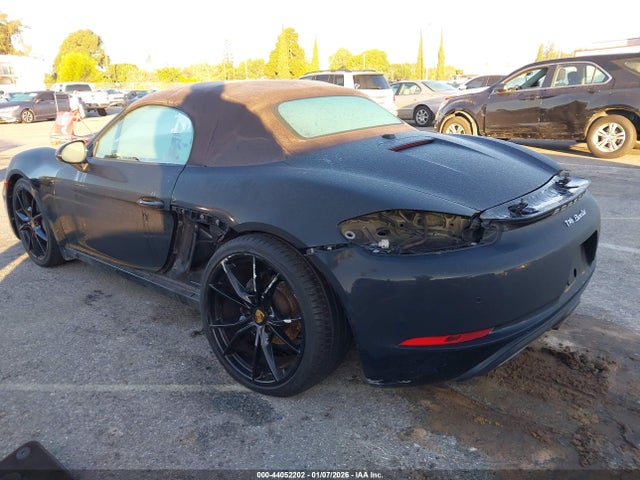2017 PORSCHE 718 BOXSTER WP0CA2A89HS220764 Photo 2