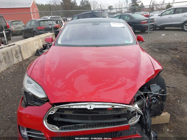 44052821 :رقم المزاد ، 5YJSA1CP1DFP11637 vin ، 2013 Tesla Model S Performance مزاد بيع