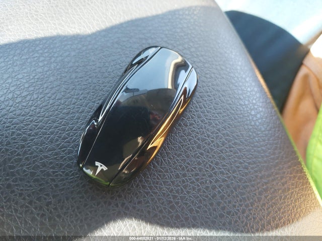 44052821 :رقم المزاد ، 5YJSA1CP1DFP11637 vin ، 2013 Tesla Model S Performance مزاد بيع