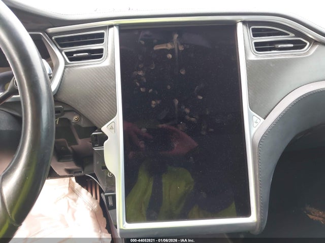 44052821 :رقم المزاد ، 5YJSA1CP1DFP11637 vin ، 2013 Tesla Model S Performance مزاد بيع