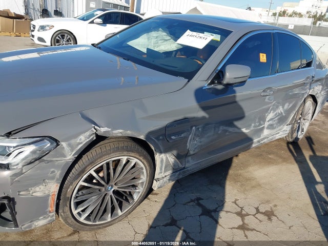 WBA13AG09NCH92758 BMW 530e