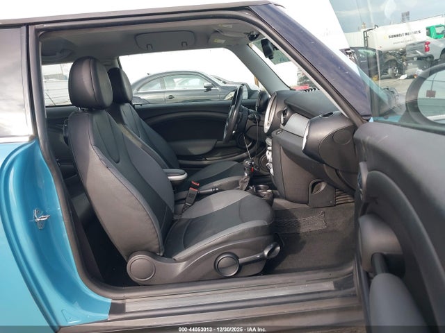 2009 MINI COOPER WMWMF33509TW76661 Photo 4