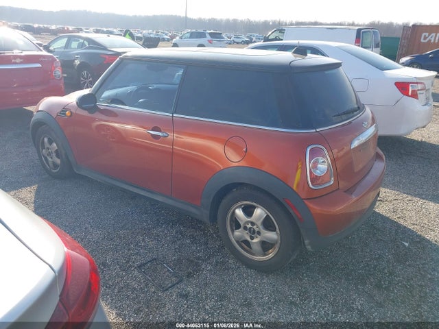 2011 MINI COOPER WMWSU3C57BT098433 Photo 2