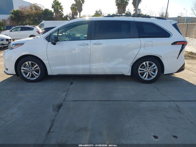 5TDDSKFC0NS056467 Toyota Sienna Xse