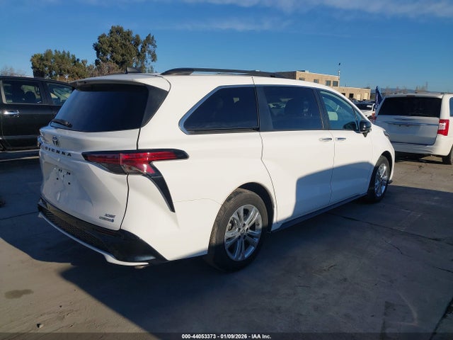 5TDDSKFC0NS056467 Toyota Sienna Xse