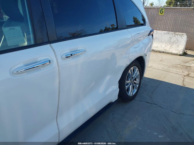 5TDDSKFC0NS056467 Toyota Sienna Xse