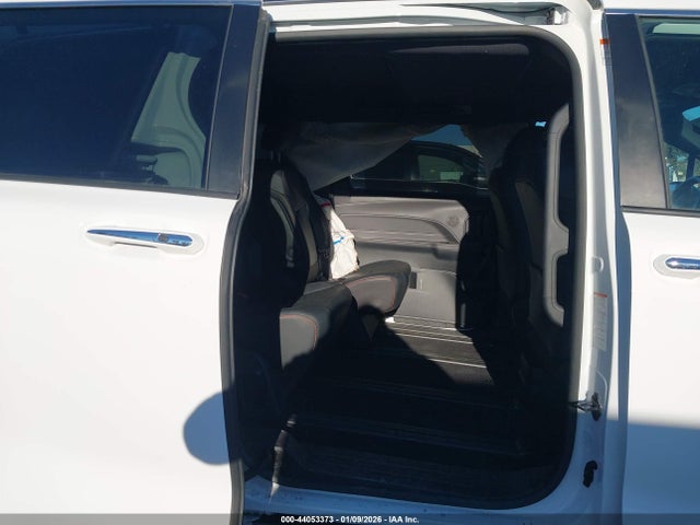 5TDDSKFC0NS056467 Toyota Sienna Xse