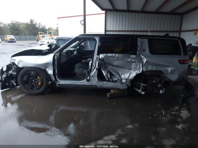 Rivian R1s Adventure 2023 7PDSGABA5PN018239 Image 15