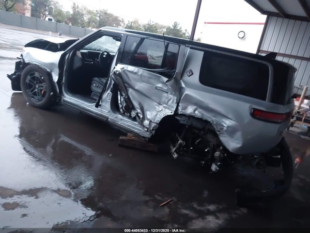 Rivian R1s Adventure 2023 7PDSGABA5PN018239 Image 3