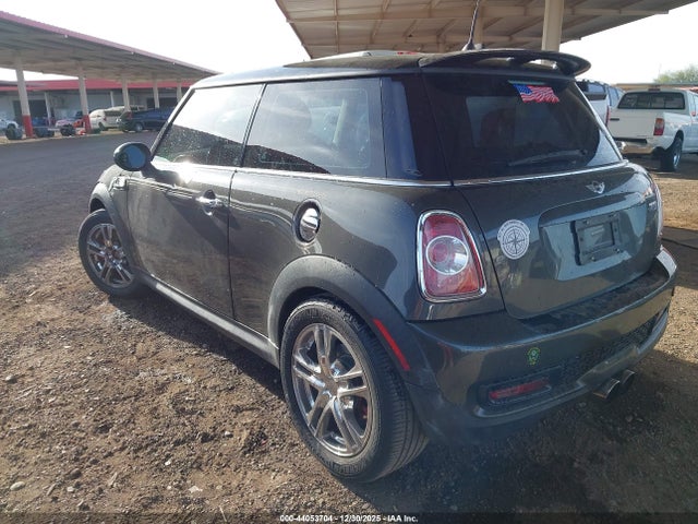 2011 MINI COOPER S WMWSV3C58BTY21249 Photo 2