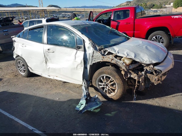 Toyota Prius Two 2016 JTDKBRFUXG3014577 Image 14