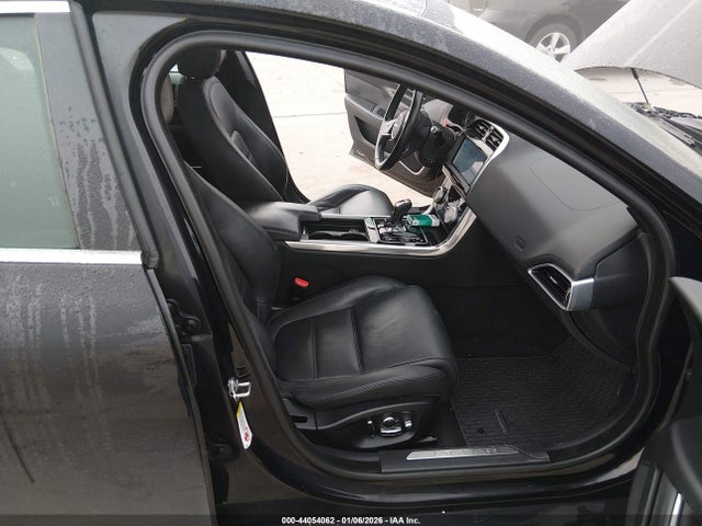 2020 JAGUAR XE SAJAE4FX9LCP62846 Photo 4