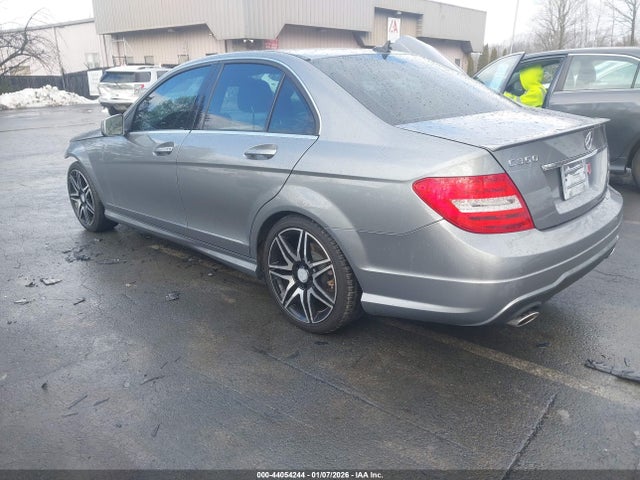 2014 MERCEDES-BENZ C 350 WDDGF5HB3EA949484 Photo 2