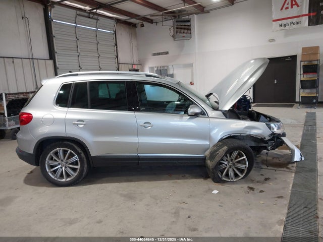 44054645 :رقم المزاد ، WVGAV3AX9EW586927 vin ، 2014 Volkswagen Tiguan Sel مزاد بيع