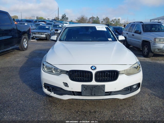 WBA8E1G38HNU17517 BMW 320i