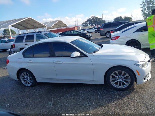 WBA8E1G38HNU17517 BMW 320i