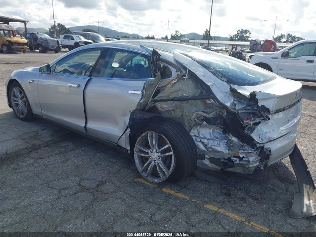 2015 TESLA MODEL S 5YJSA1H1XFF083780 Photo 2