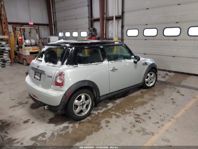 2011 MINI COOPER WMWSU3C53BT184127 Photo 3