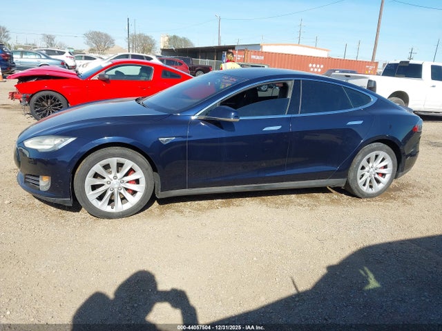 2015 Tesla Model S 70d/85d/p85d მანქანა იყიდება აუქციონზე, vin: 5YJSA1H27FFP78307, აუქციონის ნომერი: 44057504