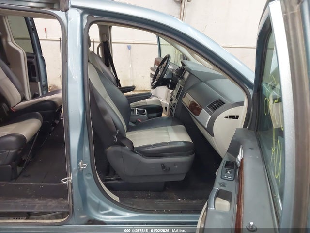2010 Chrysler Town & Country Touring Plus მანქანა იყიდება აუქციონზე, vin: 2A4RR8D16AR398542, აუქციონის ნომერი: 44057645