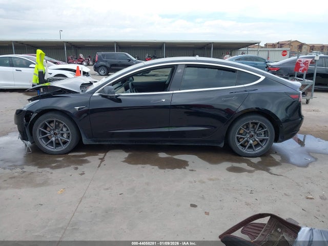 44058281 :رقم المزاد ، 5YJ3E1EB2KF441857 vin ، 2019 Tesla Model 3 Long Range/performance مزاد بيع