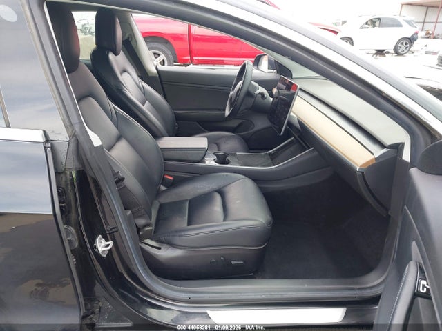 44058281 :رقم المزاد ، 5YJ3E1EB2KF441857 vin ، 2019 Tesla Model 3 Long Range/performance مزاد بيع