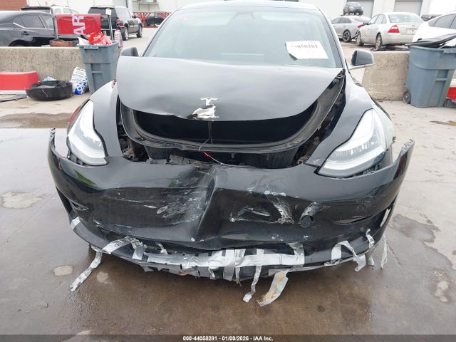 44058281 :رقم المزاد ، 5YJ3E1EB2KF441857 vin ، 2019 Tesla Model 3 Long Range/performance مزاد بيع