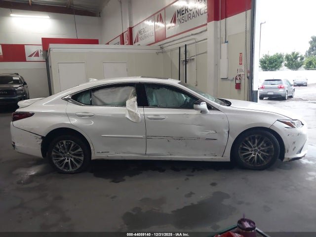 58ADA1C15MU003701 Lexus ES 300H