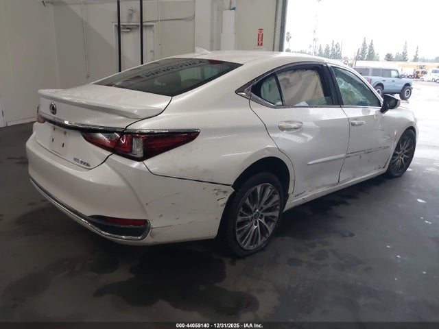 58ADA1C15MU003701 Lexus ES 300H